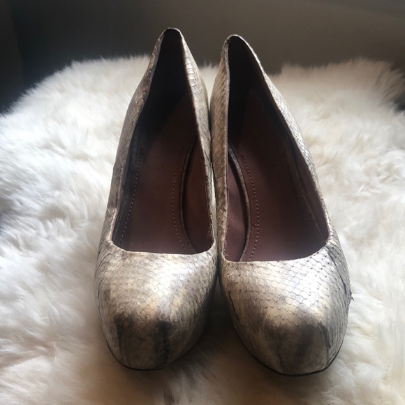 ❗️GET ‘EM OUT MA CLOSET!❗️Vince Camuto Snakeskin - Picture 2 of 6